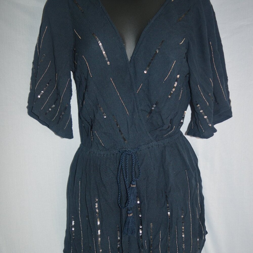 Ambercrombie and Finch rhomber festive woman outfit black with gold sequence